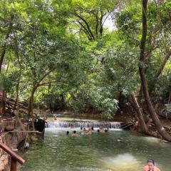 Completo, rio natural de água quente e piscinas