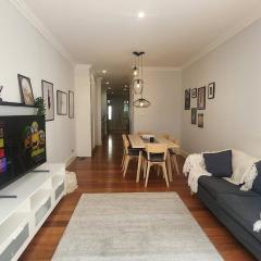 Spacious Glebe Luxe House 2BR, 2BA, Free Lockable Parking and Entertainer's Kitchen