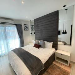 Modern 2bedroom apt, 5mins from airport