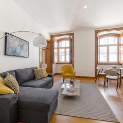 Chiado Stylish Bright Apt with AC