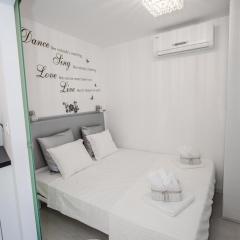 Luxury Studio Apartment White Sensation