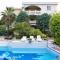 Villa Latina with 6 apartments and a shared pool