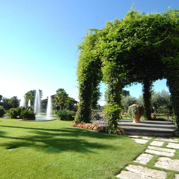 Royal Garden – hotel w mieście Assago