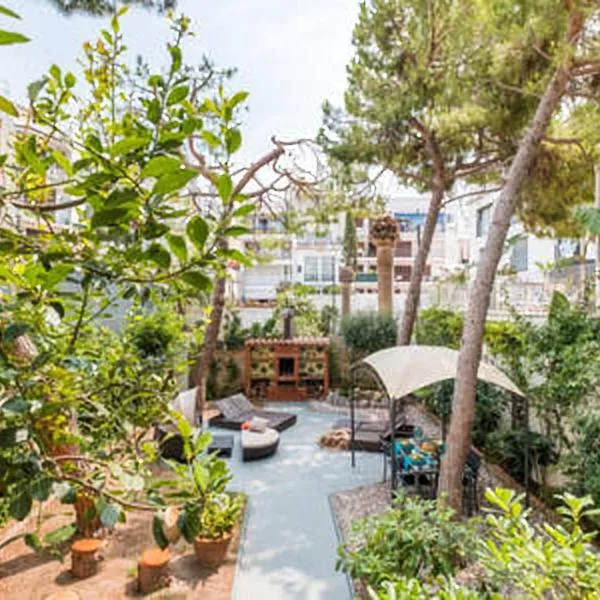 3 bedroom Apartment with private garden on top location Sitges centre beach, מלון בסיטג'ס