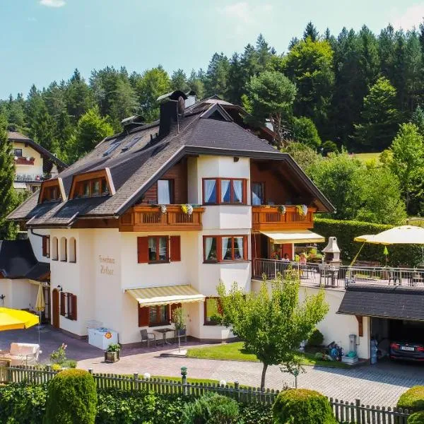 Ferienhaus Holzer, hotel di Egg am Faaker See