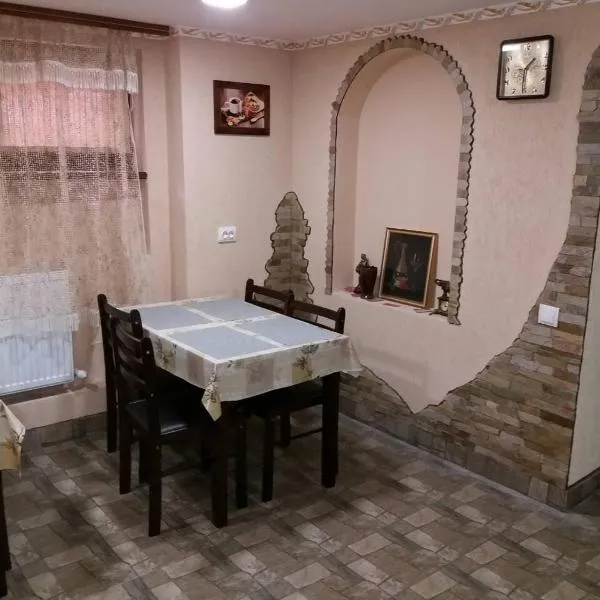 Guest House Zhanna، فندق في بيرهوف