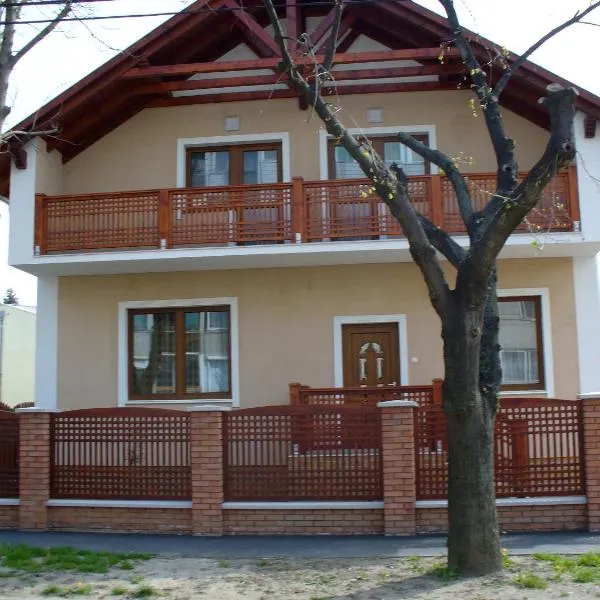 Rózsakert Apartmanház – hotel w Hajduszoboszlo