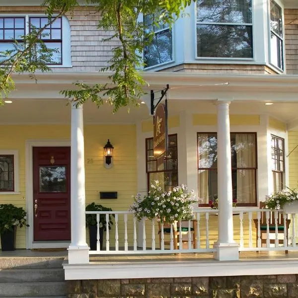 Almondy Inn Bed & Breakfast, hotel di Newport