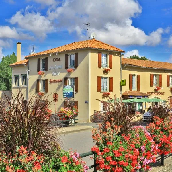 Logis Hôtels & Restaurant Le Cheval Blanc et Clovis, hotell i Vouillé