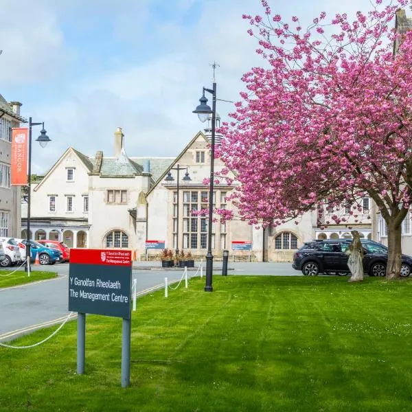 The Management Centre, hotel a Bangor