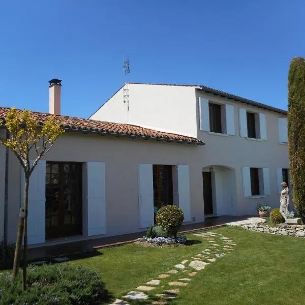 LE LOGIS DE L'ETORE, hotel di Saint-Jean-dʼAngely