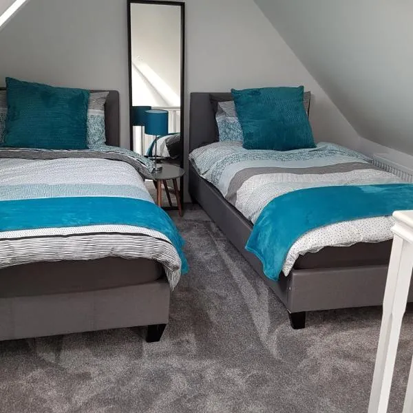 2 Serviced Apartments in Childwall-South Liverpool - Each Apartment Sleeps 6, khách sạn ở Liverpool