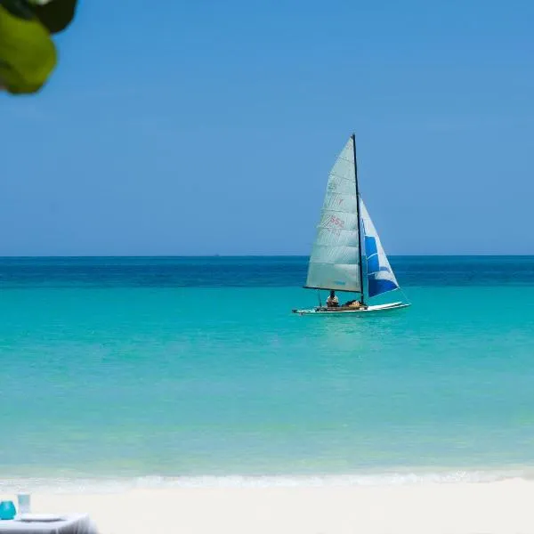 Secret Cabins at Firefly Beach Cottage, hotel Negrilben