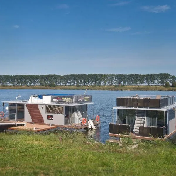 Houseboat, хотел в Błotnik