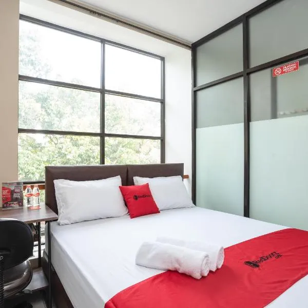 RedDoorz near Eka Hospital BSD City, hotel di Serpong