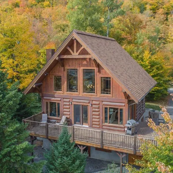 Log Cabin Home with Lake and Mountain view by Reserver.ca: Sainte-Adèle şehrinde bir otel