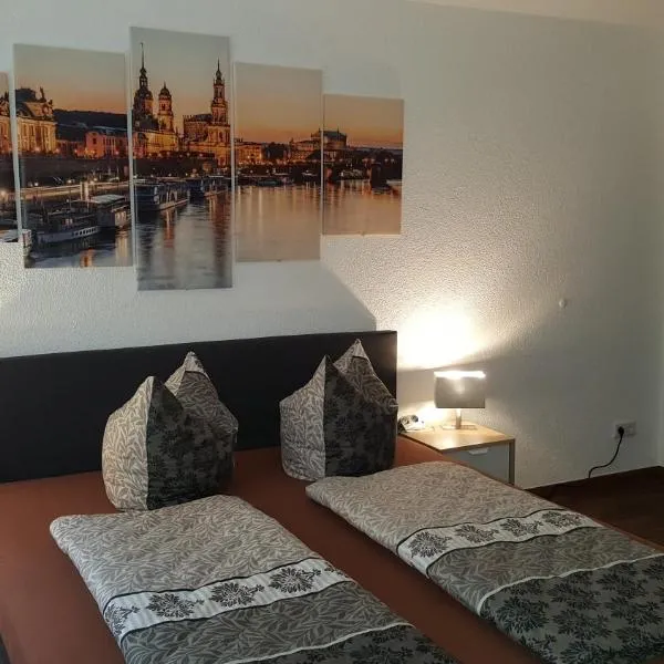 Ferienwohnung oder Studio Dresden-Neustadt inkl Parkplatz mit Balkon oder Terrasse, хотел в Дрезден