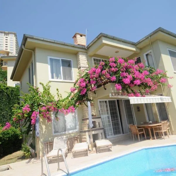 Gold City Private Pool Villa 3+1 with Free AquaPark, Hotel in ALANYA