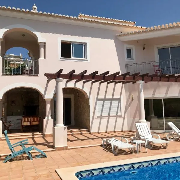 Lovely Burgau villa just 3 mins walk from beach，布登什的飯店