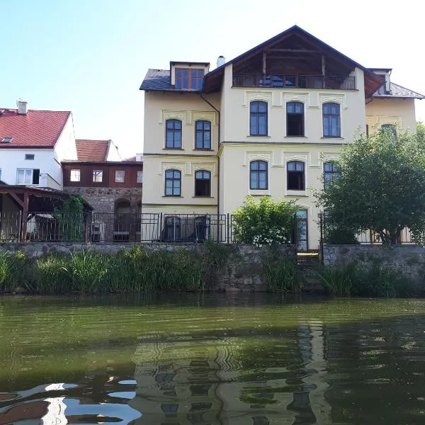 Apartmány Šetkova vila: Jindřichŭv Hradec şehrinde bir otel