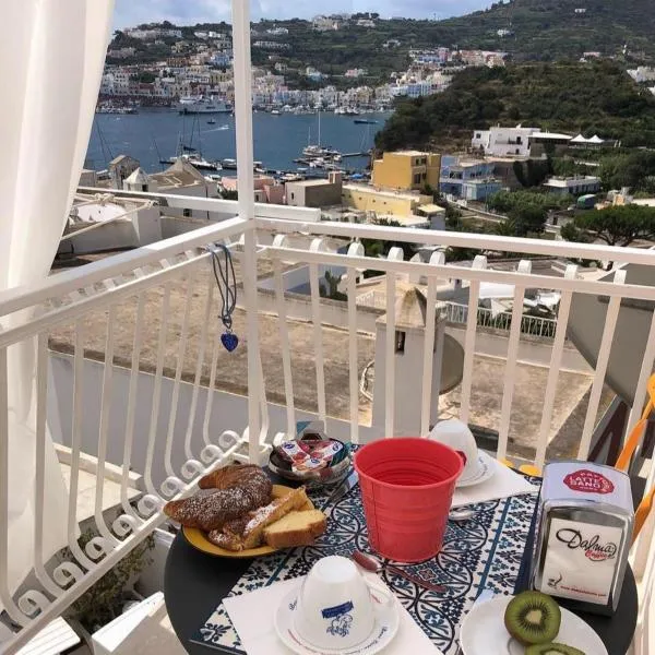 B&B Ponza Suite، فندق في بونسا