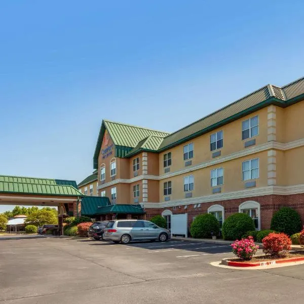 Comfort Inn & Suites Fayetteville-University Area โรงแรมในเฟย์เอตต์วิลล์