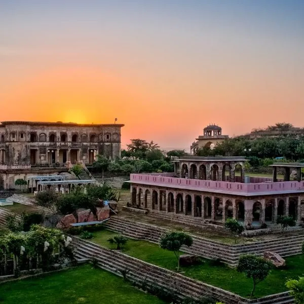 Neemrana's - Tijara Fort Palace、アルワルのホテル