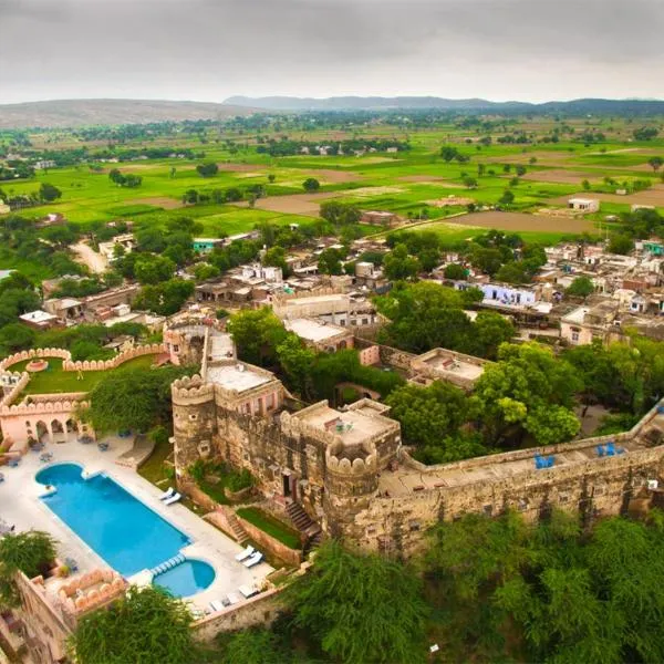 Neemrana's - Hill Fort - Kesroli, hotel v destinaci Alwar