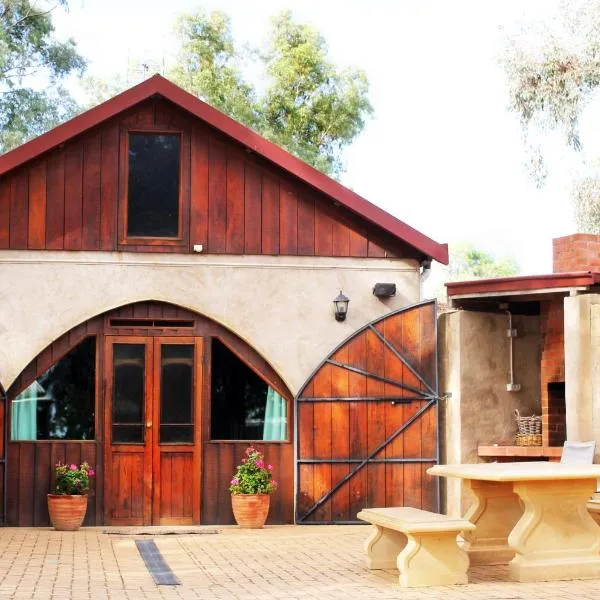 Outback Cellar & Country Cottage, hotel in Dubbo