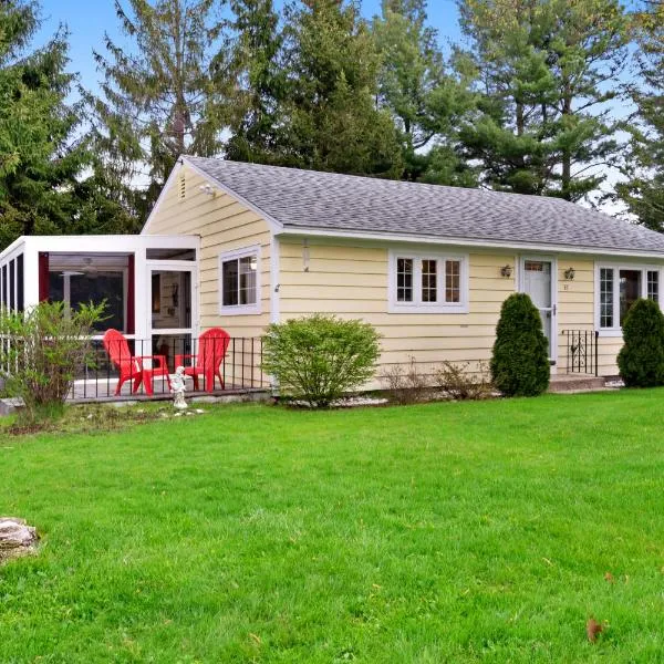 Pineapple Cottage By The Sea, hotel in York Beach