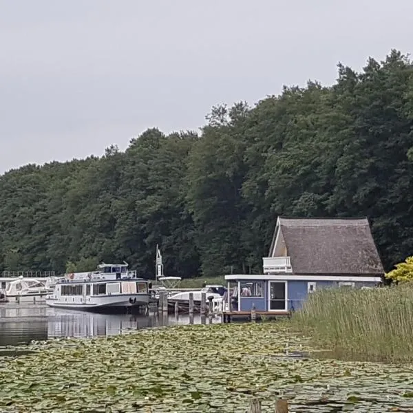 Hausboot Mirabella am Müritz Nationalpark Festanliegend，米羅的飯店