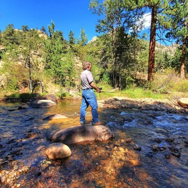 The Inn on Fall River & Fall River Cabins, hotel sa Estes Park