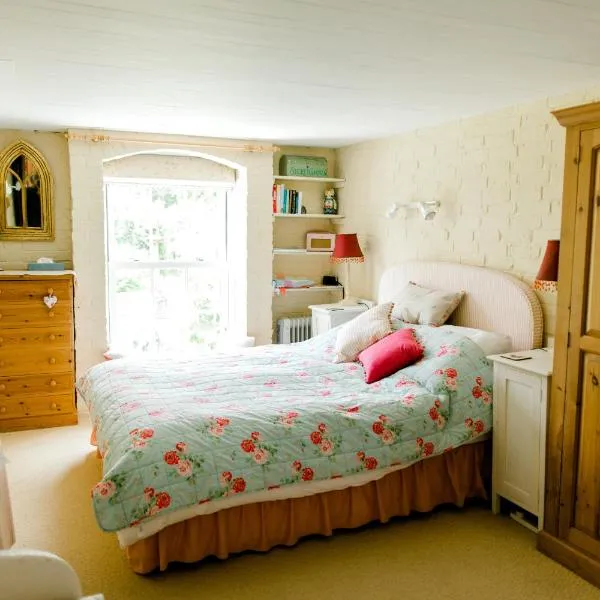 Cosy Cottage ground floor bedroom ensuite with private entrance, hotel en Chichester