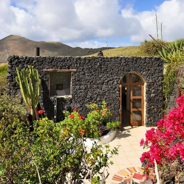 La Bodega - House on volcano with a piano，位于阿里亚的酒店