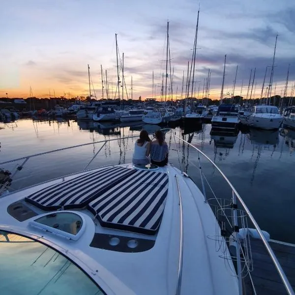 Y-Knot-Two Bedroom Luxury Motor Boat In Lymington, hotelli kohteessa Lymington