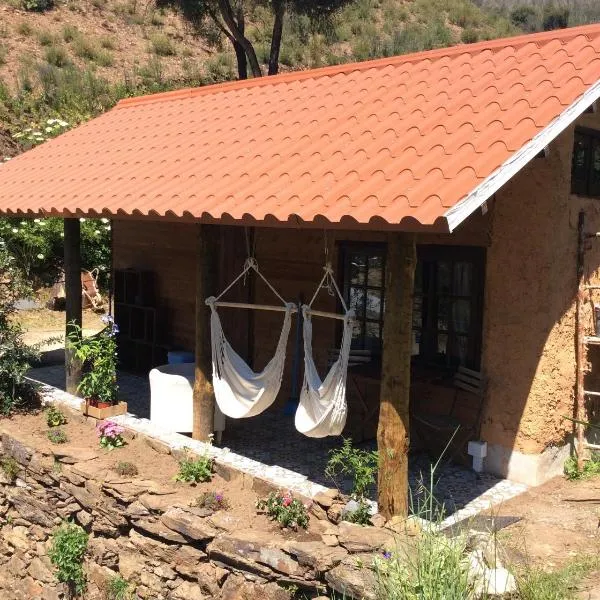 Unique Tiny House with Natural Building Techniques, hotel in Figueiró dos Vinhos