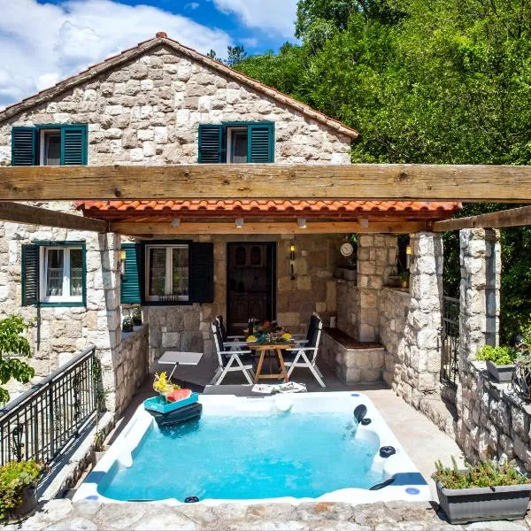 Stonehouse Korlat with open-air jacuzzi, hotel u Omišu