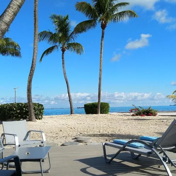 Friendly Beach House, hotel u gradu Les Terres Basses