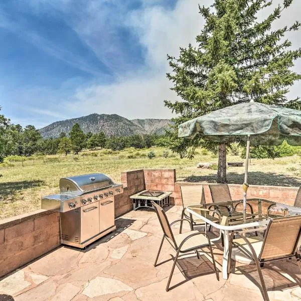 Lovely Flagstaff Home with BBQ and Mountain Views!, hotel in Flagstaff