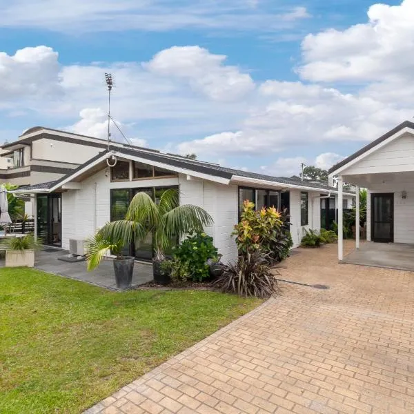 Sandy Toes Holiday Home Orewa, hotel in Orewa