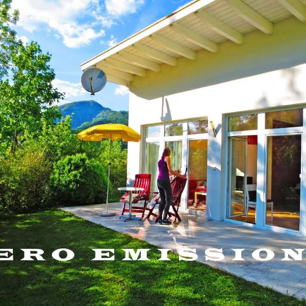 FLORES, Ferienhaus oder Doppelzimmer, im Grünen, 5 Gehminuten ins Zentrum, Parkplatz, zero emissions, hôtel à Hallstatt