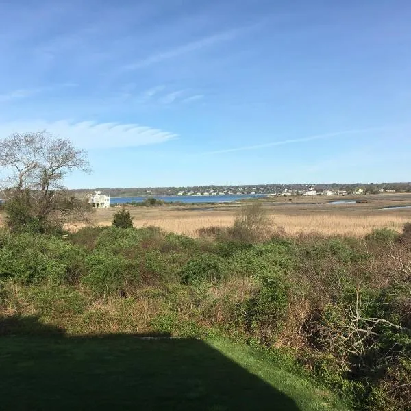 Large Modern Private Suite by the Sea- Birders Paradise, hotel em Narragansett