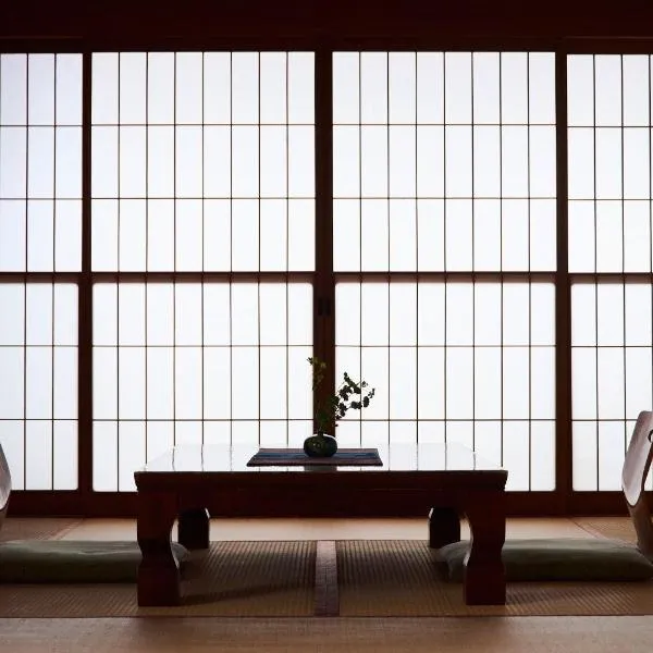 Tsukasaya Ryokan، فندق في تسوروكا