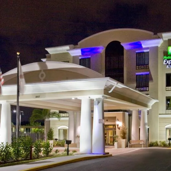 Holiday Inn Express Hotel & Suites Tampa-USF-Busch Gardens, an IHG Hotel โรงแรมในแทมปา