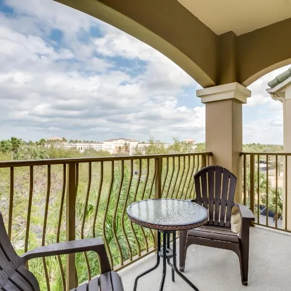 Cozy Condo wPrivate Balcony & FREE Resort Access, hotell i Orlando