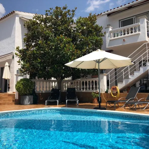 Casa Pani, hotel in Empuriabrava