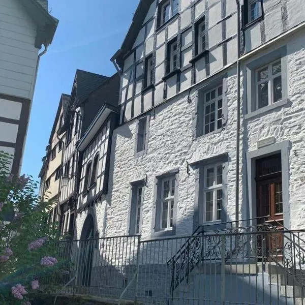 Manoir -1654- historisch schlafen in Monschaus Altstadt: Monschau şehrinde bir otel