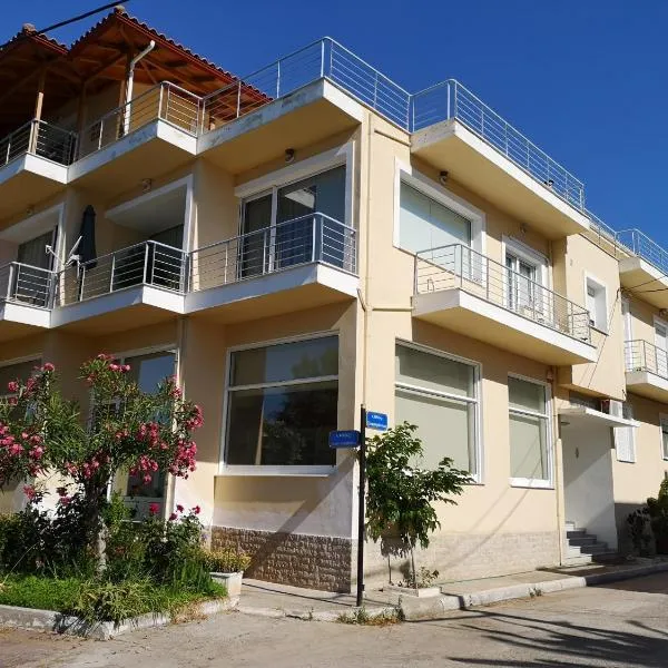 Garden apartment 20m from the sea I3, ξενοδοχείο στην Αράχωβα