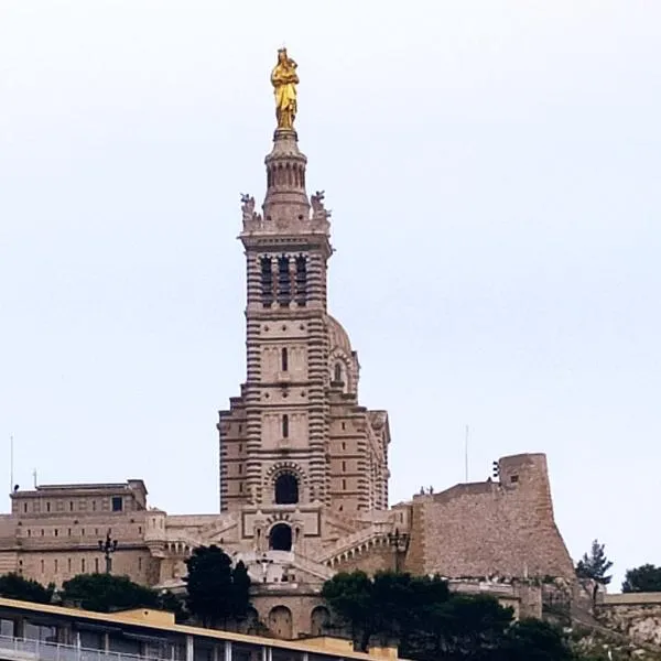 T2 Vue sur la Basilique de Notre Dame de la Garde – hotel w Marsylii