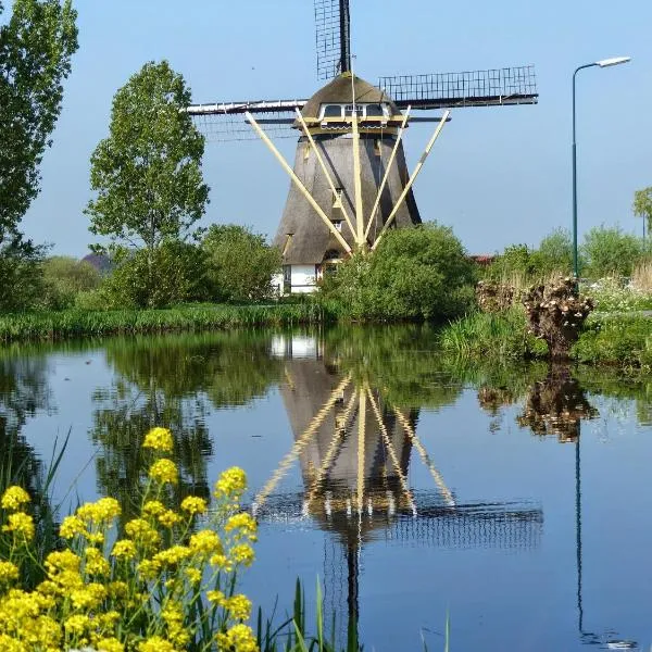 Mondriaanmolen, a real Windmill close to Amsterdam、アップカウデのホテル